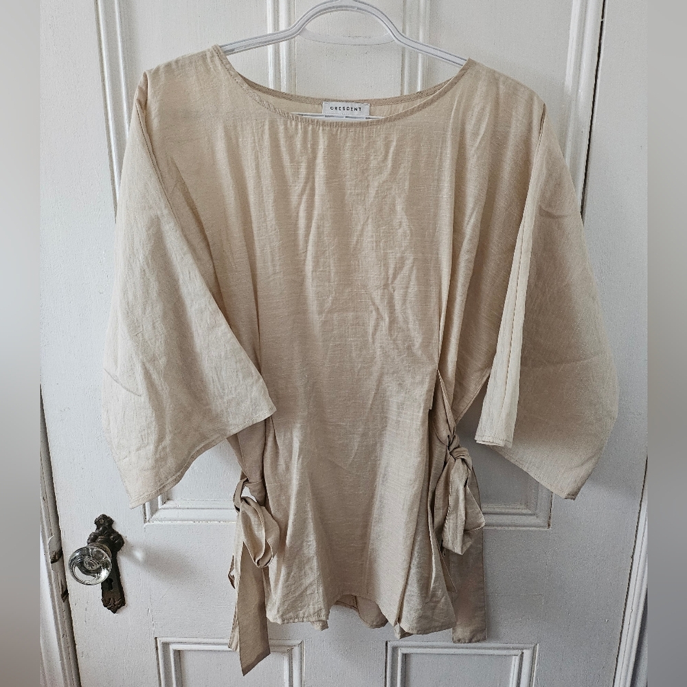 CRESCENT: Cream Tie-Side Top